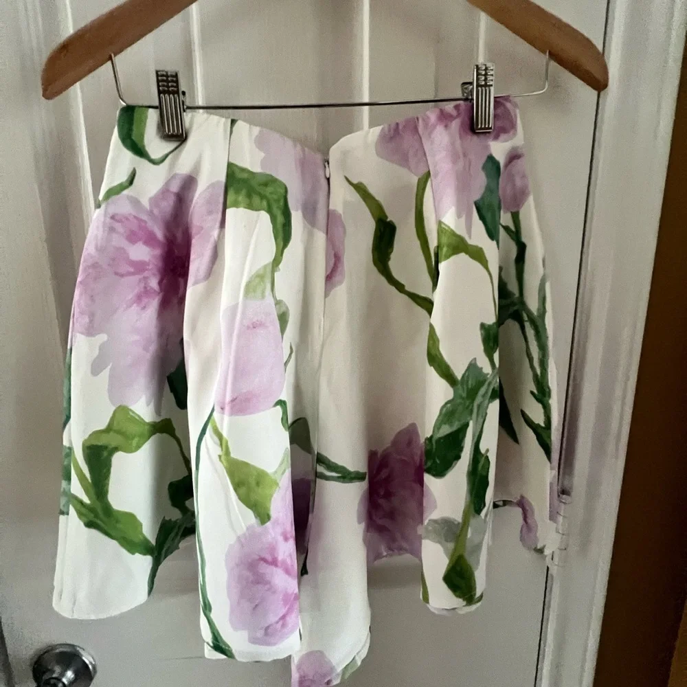 Dress Code Chic Floral White and Purple Women's Shorts, size S